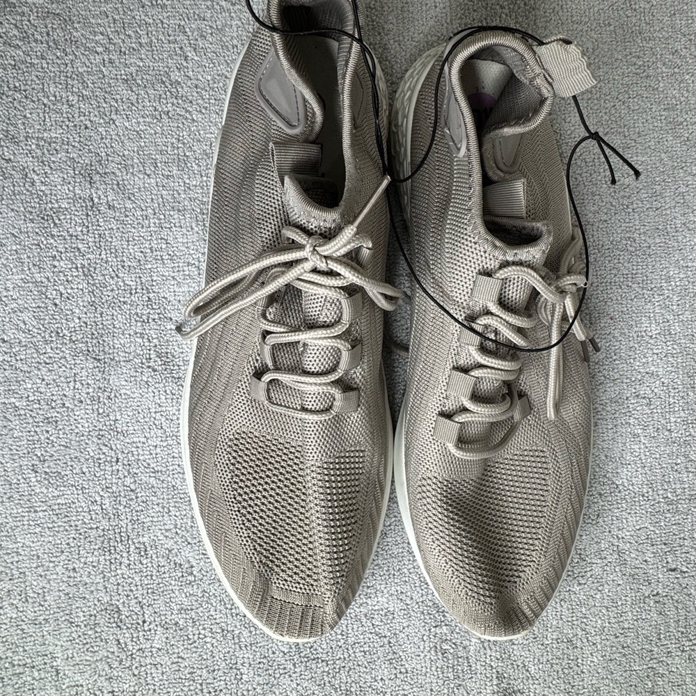 Tan Athletic Shoes with Sleek Design and Breathable Mesh